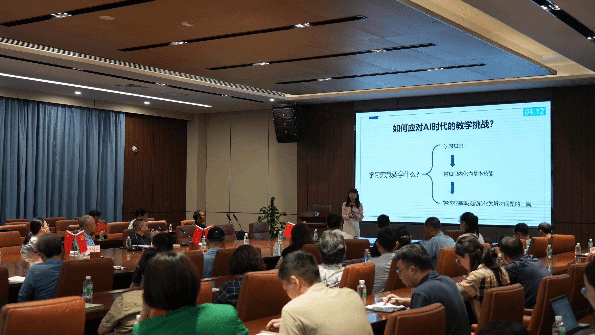 鼎新大讲坛搭台,青年学者齐论道