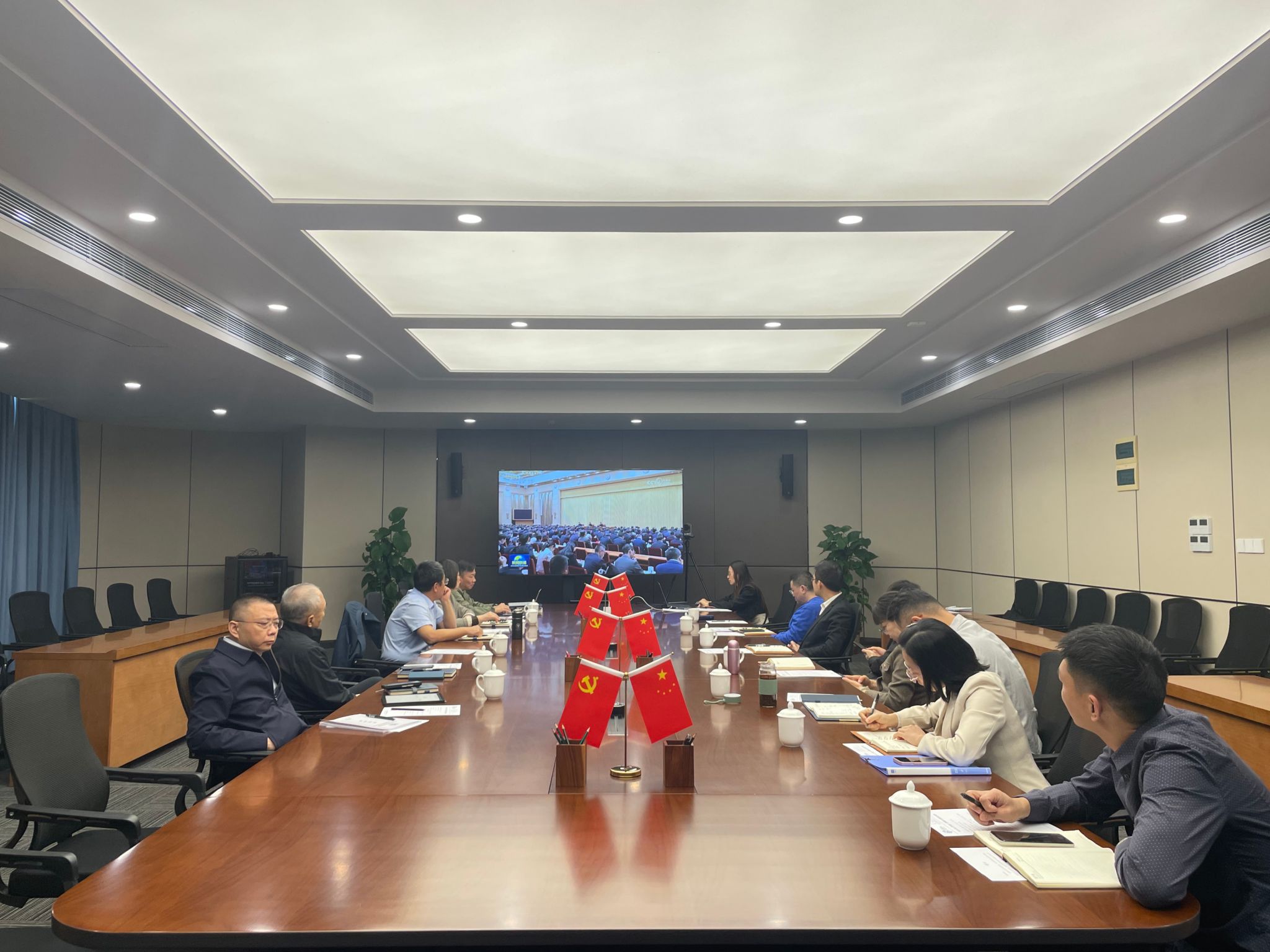 我校召开党委理论学习中心组(扩大)学习会